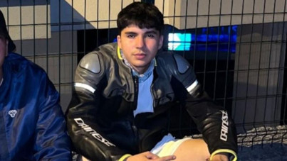 Yayaya çarpıp düşen motosikletlinin üzerinden otomobil geçti