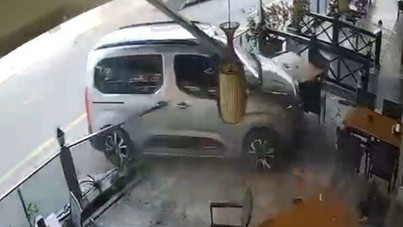 15 yaşındaki sürücü, otomobille restorana daldı