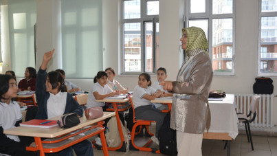 Yıllar önce yetiştirdiği öğrencisiyle artık birlikte öğretmenlik yapıyor