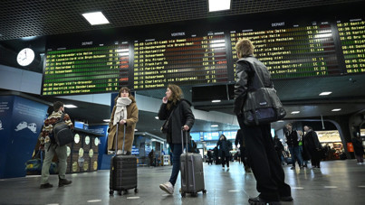 Kamu ve özel sektör çalışanları hükümetin kararına karşı greve başladı