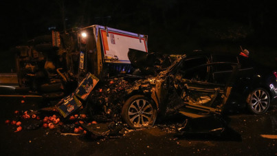 TEM Otoyolu’nda otomobil meyve yüklü kamyonete çarptı: Kamyonet yan yattı