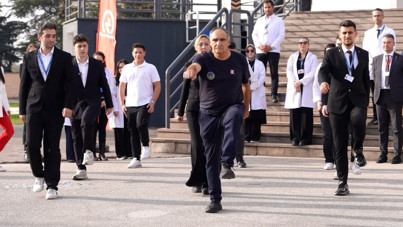 Yürüyüşüyle fenomen olmuştu: Sürprizi görünce gözyaşlarını zor tuttu