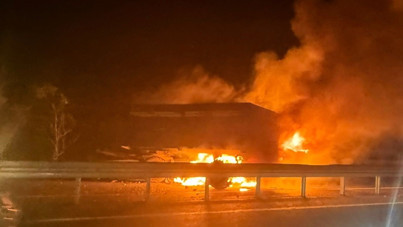 Römorka çarpan otomobil alev topuna döndü