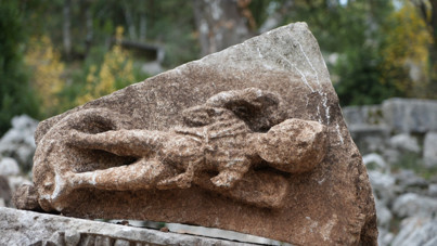 2 bin yıllık dans eden kadınlar kabartması Termessos’ta bulundu