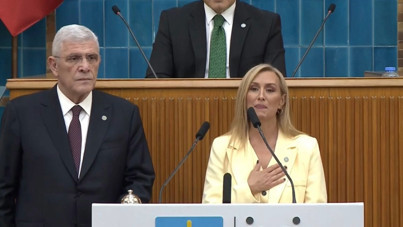 İYİ Parti'ye katıldı, rozetini Müsavat Dervişoğlu taktı