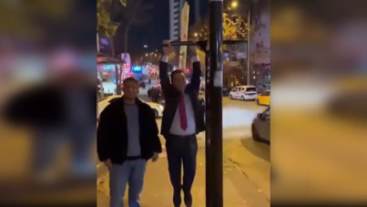 Mustafa Sarıgül, Kızılay tabelasının önünde gençlerle görüştü