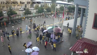 Sağanak başladı, öğrenciler Atatürk büstüne koştu