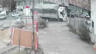 Virajla sınavı kaybetti: Aşırı yüklenen kamyon böyle yan yattı