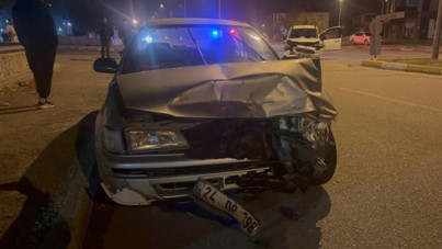 Erzincan'da iki araç kafa kafaya çarpıştı