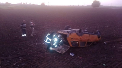 Otomobil tarlaya uçtu