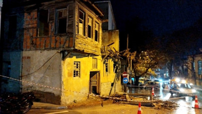Çanakkale'de kullanılmayan bina kısmen çöktü