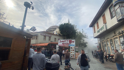 Restoran bacasındaki yangın sokağı dumana boğdu