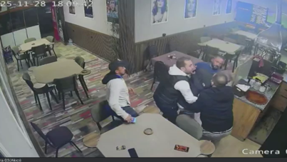 Kıraathanede korku dolu anlar: Tost yerken ölüyordu