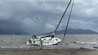 Kuvvetli rüzgar Marmaris’i vurdu: İki yelkenli karaya oturdu