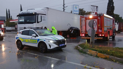 Manisa’da feci kaza: Otomobil dorsenin altına girdi, çift yaşamını yitirdi