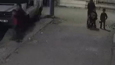 Çocuğun kafasını arabaya vurdu, kaldırıp yere fırlattı