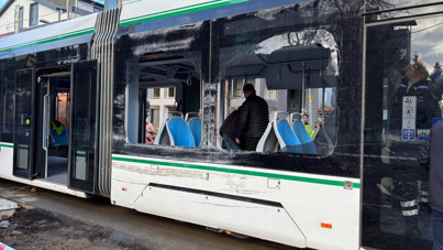 Çöp kamyonu tramvaya girdi: Yaralılar var
