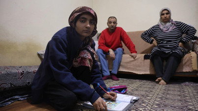 Tek hayali temiz, mavi boyalı bir oda