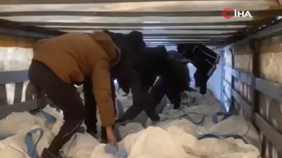 Çuvalların arasında 13 kaçak göçmen yakalandı