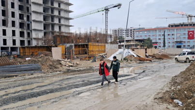 Hatay’da öğrenciler çamurlu yolda okula gidiyor