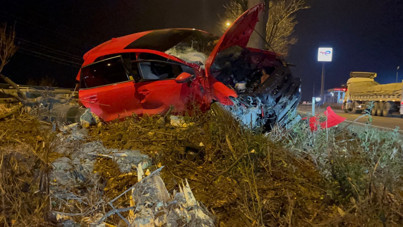 Kontrolden çıkan araç ağacın üzerine çıktı