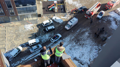 Parasını alamayan işçiler çatıya çıktı