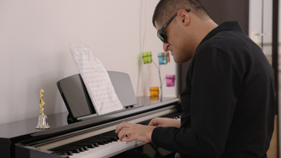 Engeline rağmen konservatuvarı dereceyle bitirdi, dört enstrümanda ustalaştı