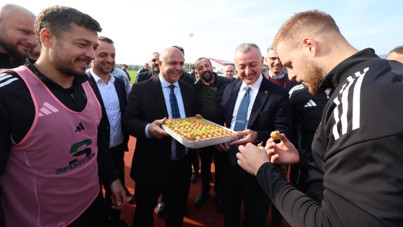 Belediye başkanından Kocaelispor'a baklavalı moral