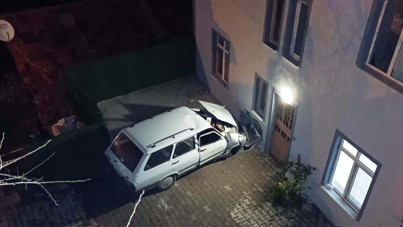 Kontrolünü kaybetti, duvara çarptı: 67 yaşındaki kadın kurtarılamadı