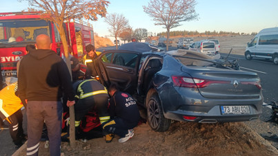 Otomobil TIR'a çarptı: Ölü ve yaralılar var