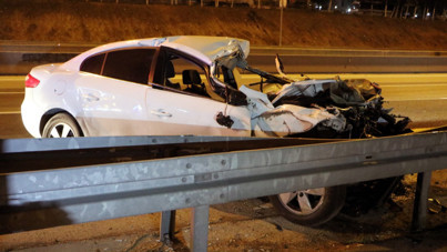 Adana'da feci kaza: TIR'a çarpan otomobilde sürücü hayatını kaybetti