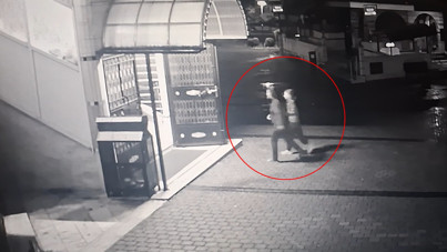 10 yaşındaki kızının yanında başında şişe kırıp, ateş etti: Kadın camiye sığındı