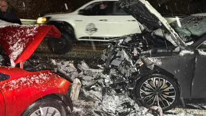 Kafa kafaya çarpışan araçlar hurdaya döndü: 7 yaralı