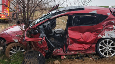 Otomobil ile TIR çarpıştı: 2 ölü, 2'si ağır 3 yaralı