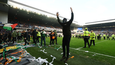 Celtic-Rangers derbisinde taraftarlar sahaya indi: Ortalık yıkıldı