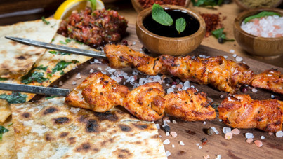 Turisti böyle dolandırdılar: 91 bin TL'ye şiş kebap sattılar