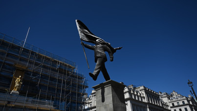 Banksy'nin yeni eseri mi? 25 metrelik heykel tartışma yarattı