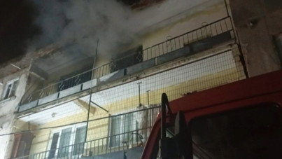 3 katlı binada yangın paniği: Üst kat küle döndü
