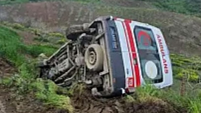 Ambulans şarampole devrildi: 3 sağlık personeli yaralandı