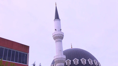 Minare sallandı, binalar tahliye edildi