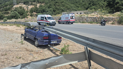 Bariyerlerin altına giren araç hurdaya döndü