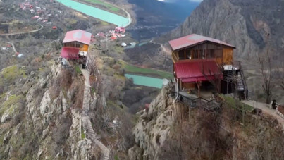 ‘Hepinizden nefret ediyorum’ evi: Emekli öğretmen kayalığın tepesine yerleşti