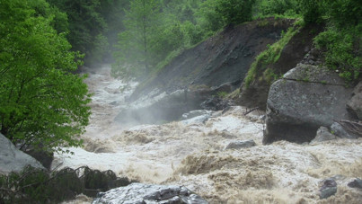 Artvin'de dere taştı, köprü hasar gördü
