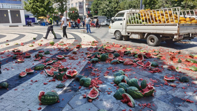 Karpuzları belediye önünde parçaladı