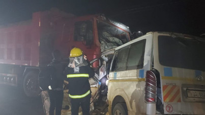 Minibüs ve kamyon çarpıştı: 14 ölü