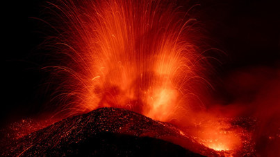 Etna Yanardağı patladı, turistler mahsur kaldı