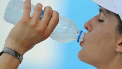 Kana kana su içmenin yarardan çok zararı var