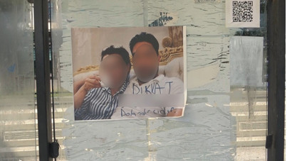 Adana'da otobüs durağına asıldı: Altındaki yazıyı görenler şaşkına döndü