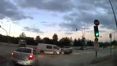Kırmızı ışıkta geçen kamyonet motosiklete çarptı