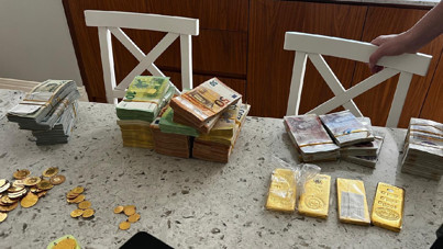 Mersin'deki soruşturmadan yeni görüntü. Evden servet çıktı, polis makine getirip saydı!